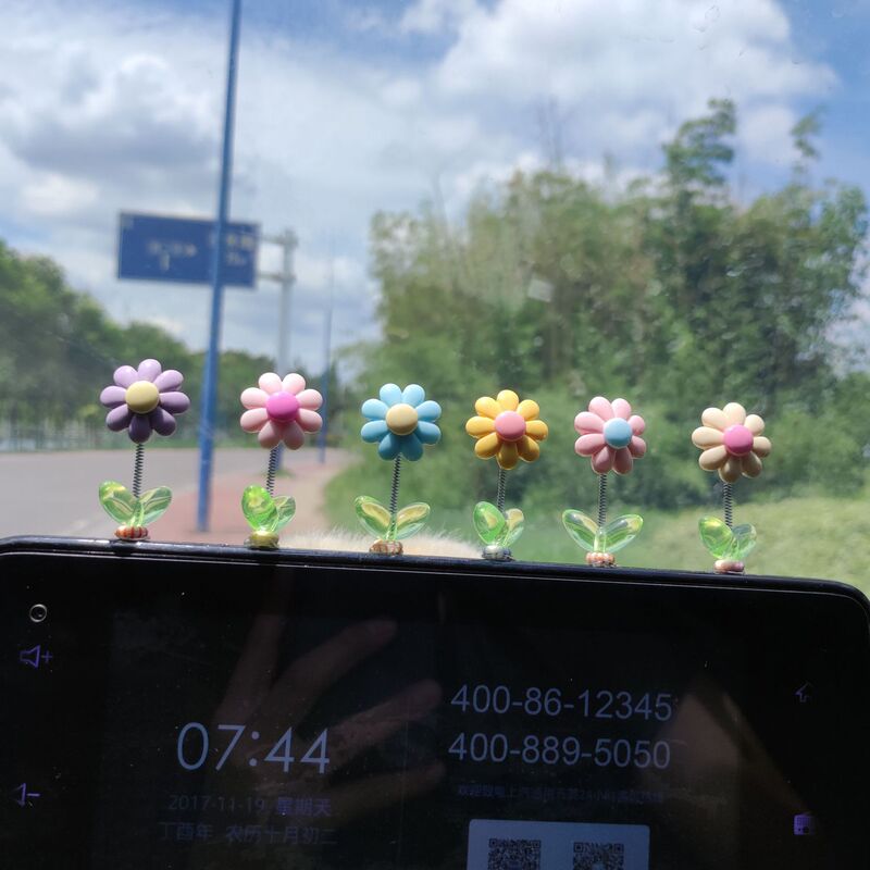 Internet Celebrity Cute Shake Head Daisy Flower Car Ornaments Fresh Flowers Car Center Console Rearview Mirror Decoration