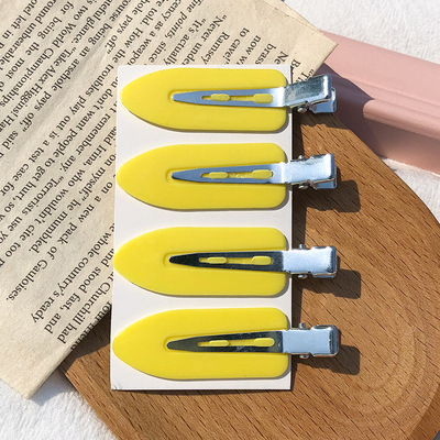 A yellow markless clip