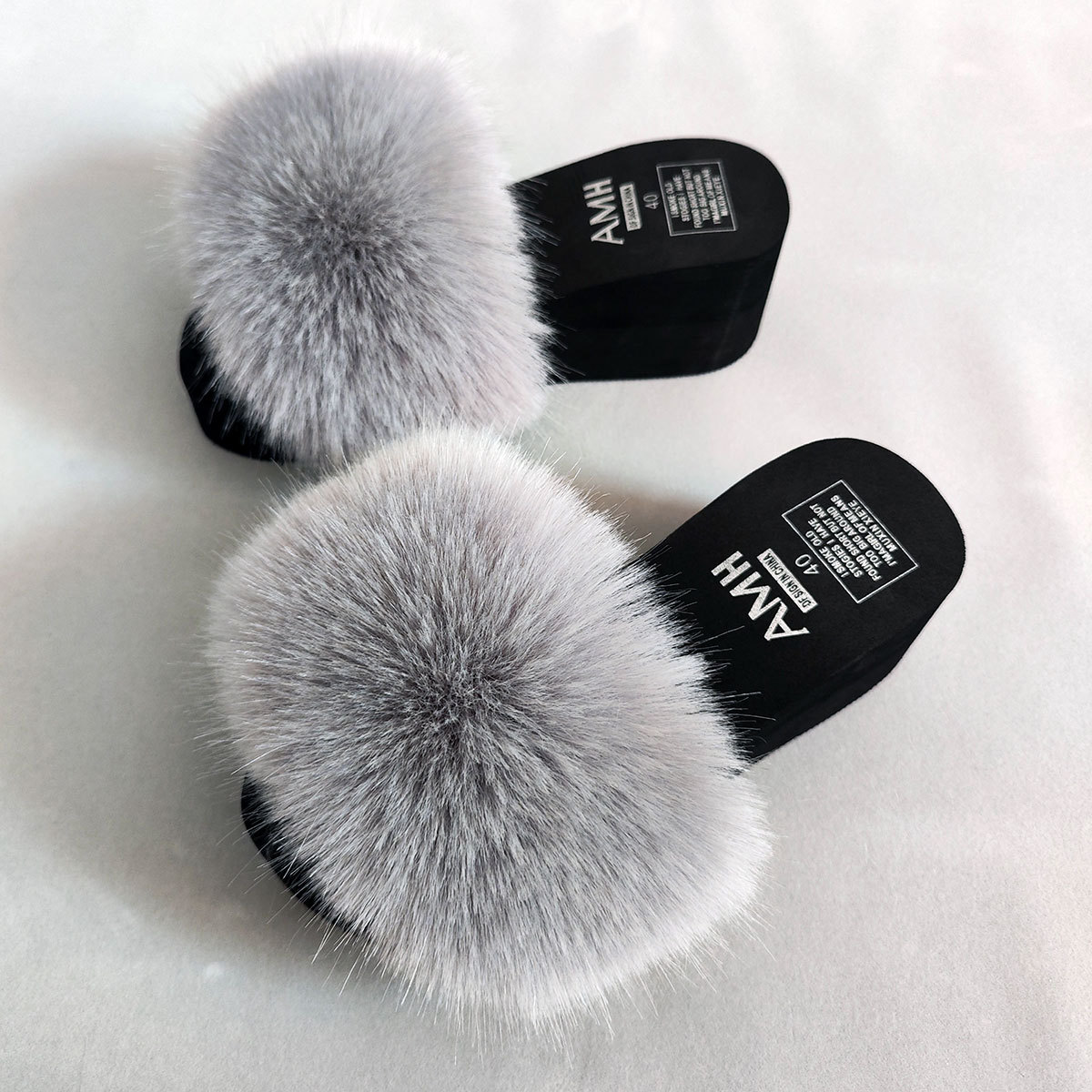 Estilo explosivo, aumento de las celebridades de Internet para el hogar, el mismo estilo, piel de zorro, todo fósforo, antideslizante, zapatillas de una palabra con fondo de bizcocho femenino de moda