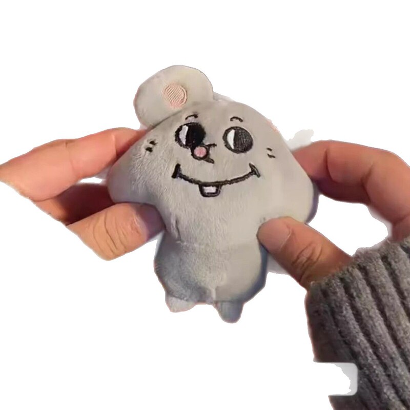 ネットレッドのぬいぐるみとラットのリュックサックのぬいぐるみのぬいぐるみが女の子のぬいぐるみを持ってきた|undefined