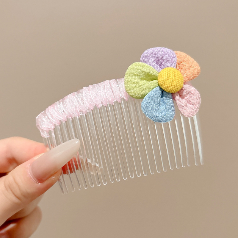 Arteto de acabado de cabello roto de niña