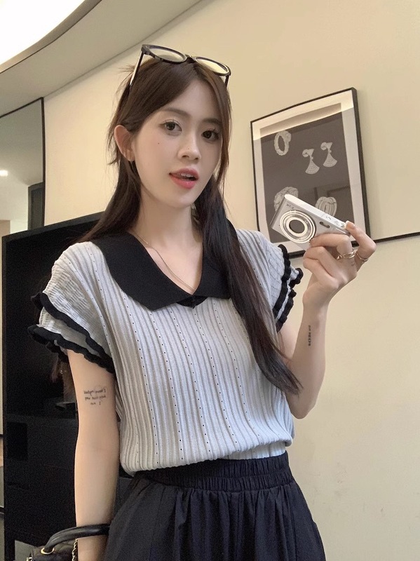 Gejiaショッピングモールの2025年夏デザインの女性用ニッチTシャツ、コントラストカラーのVネックショートフライングスリーブトップトレンディ|undefined