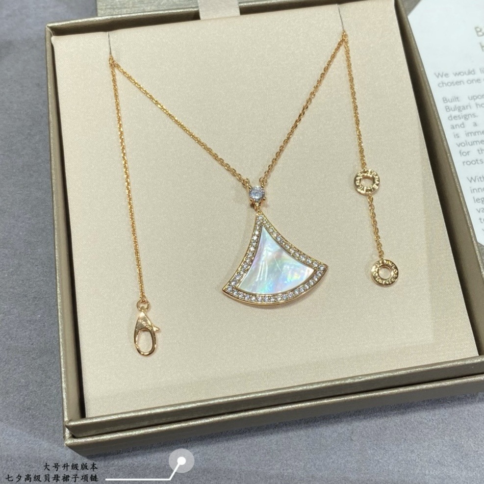 Rose gold white mother-of-pearl edge diamond