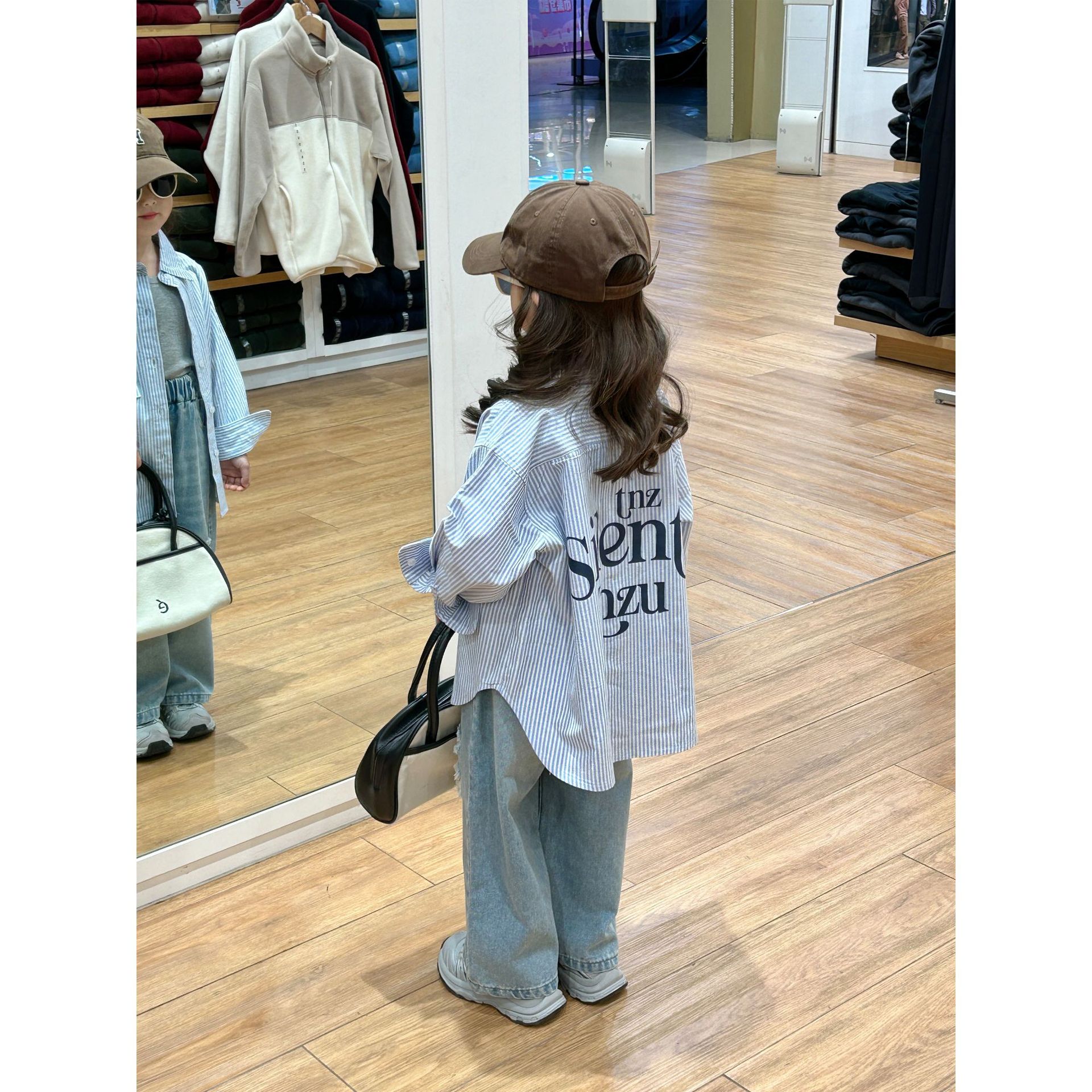 Corea del Sur ropa para niños y niñas camisa a rayas 2024 primavera nuevas niñas letra impresa camisa suelta fuera