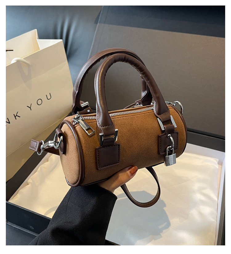 Liten handväska i amerikansk stil för kvinnor 2024, ny moderiktig och mångsidig crossbody-väska, handhållen frostad Boston_voghion.com