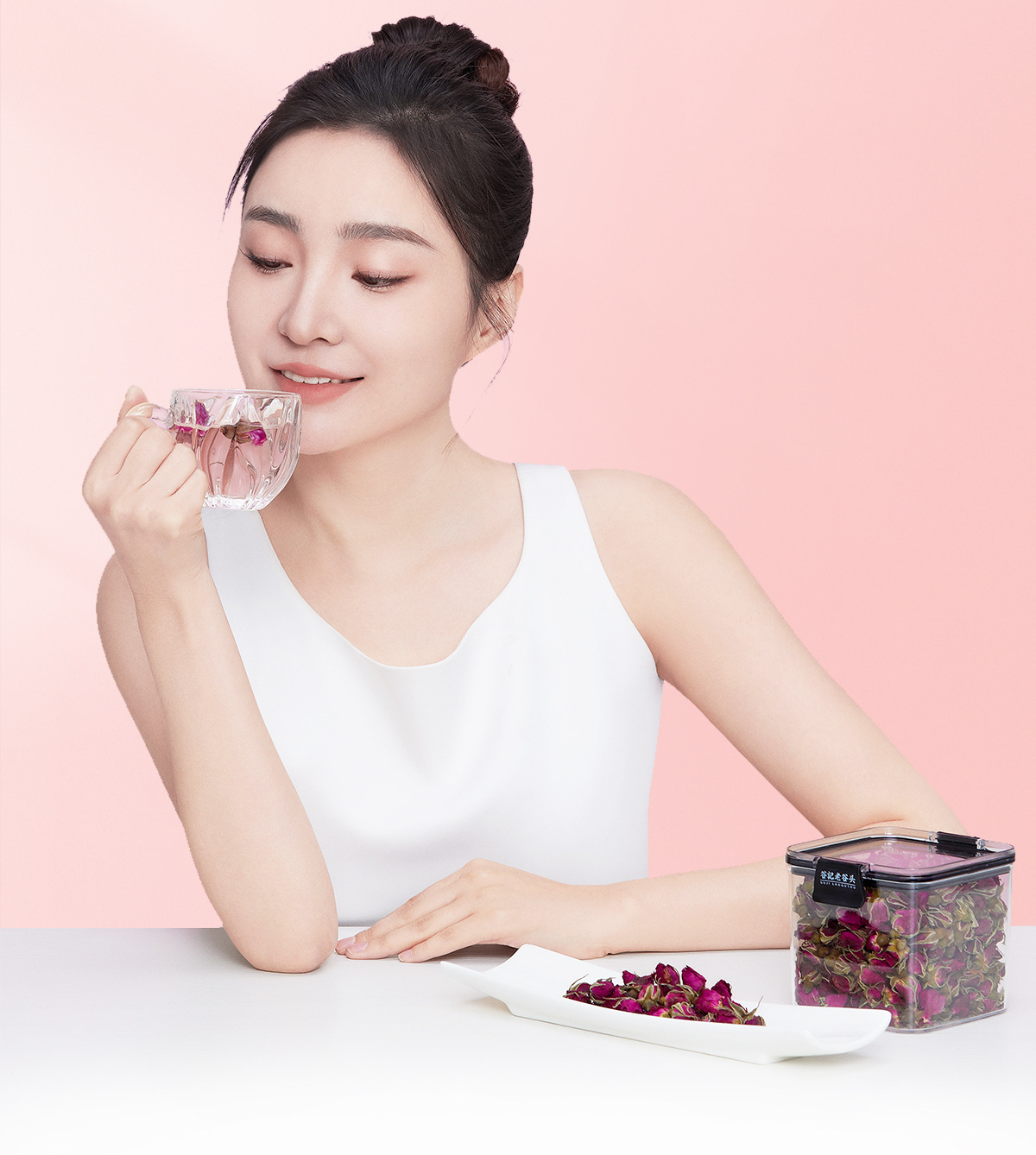 Dried Double-Petal Rose Buds Rose Tea 110g Low-Temperature Dried Floral Herbal Tea in use
