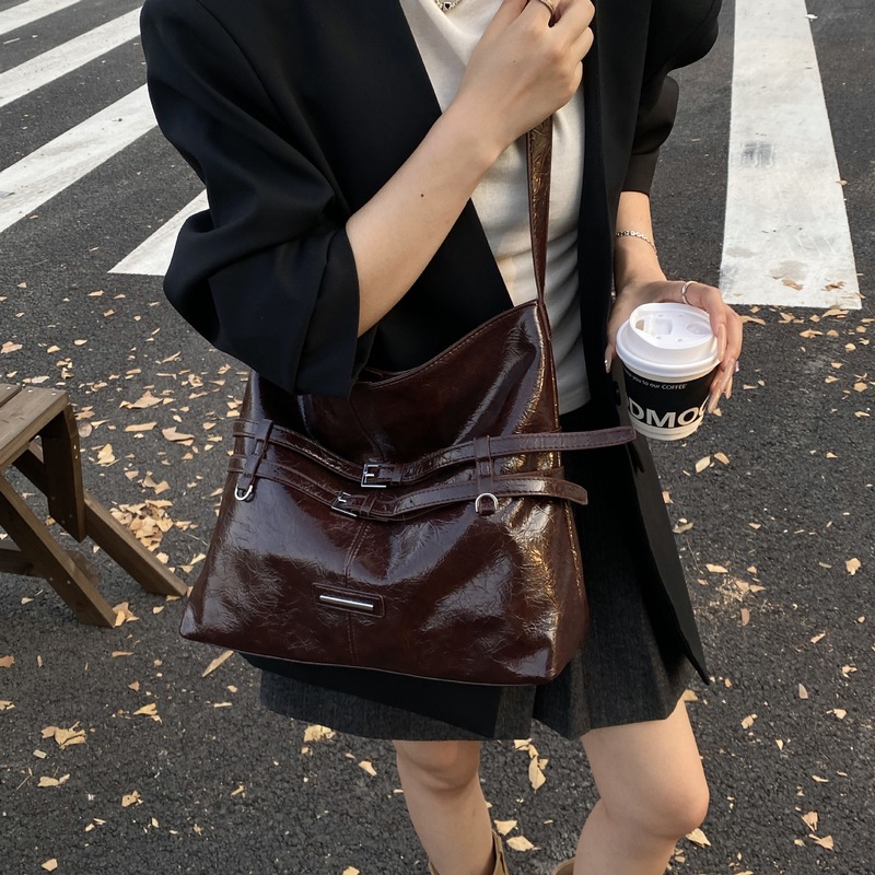 潮酷机车风大包包女2025新款时尚油蜡皮托特包秋冬质感单肩托特包|undefined