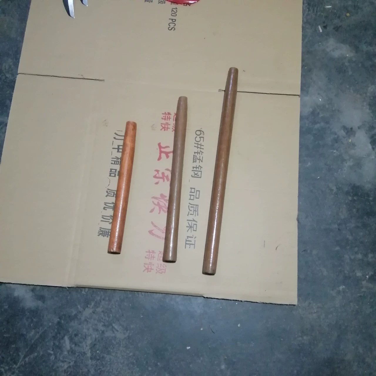 Красный деревянный серп прибивает различные головки фузарки