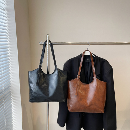 Women's 2024 New Retro Fashion Large Capacity Tote Bag for Autumn/Winter Commute, Single-Shoulder Bag with Quality and Style, Crossbody Bag