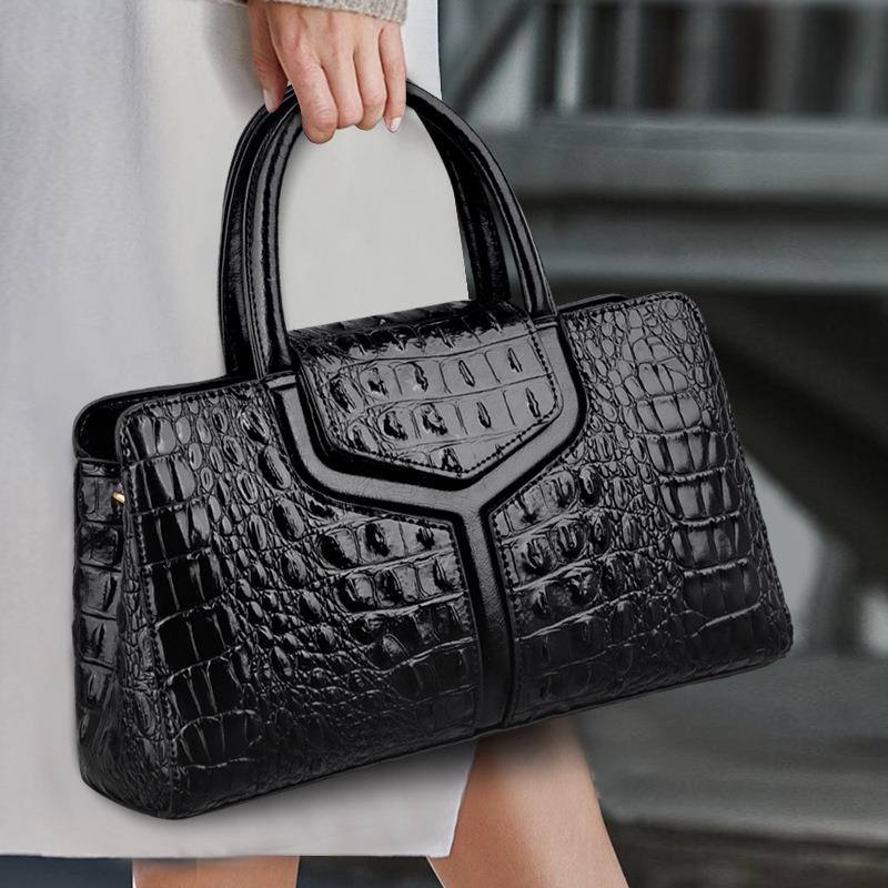 Fashionable capacious one-shoulder bag with zipper