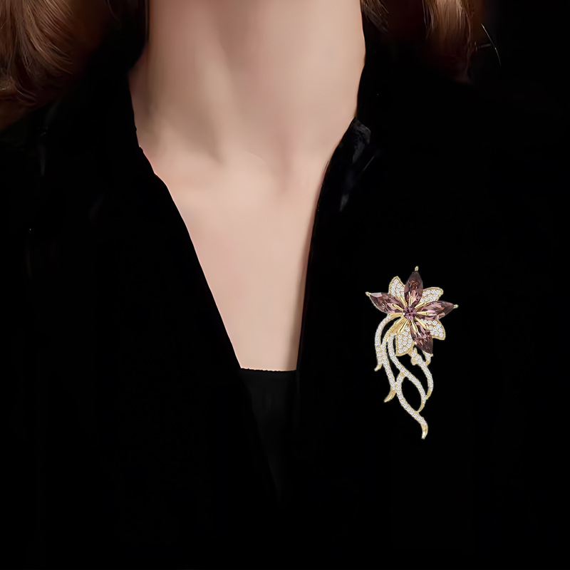 キラキラの花のブローチの高級な女性のファッションの精巧な水晶の胸の花の軽い豪華な大衆の設計感のピンのスーツの装飾|undefined