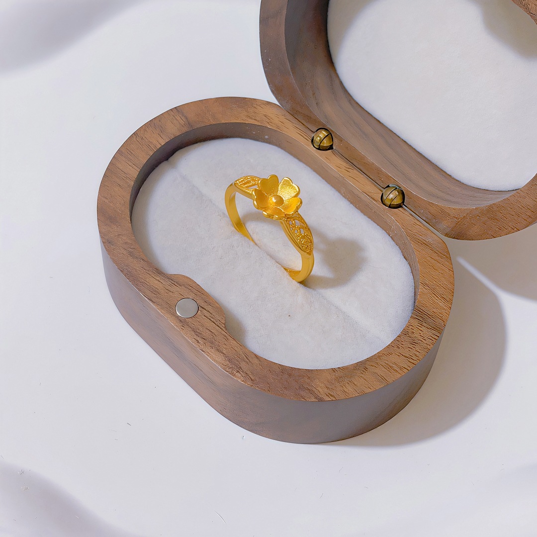 Ring flower-shaped