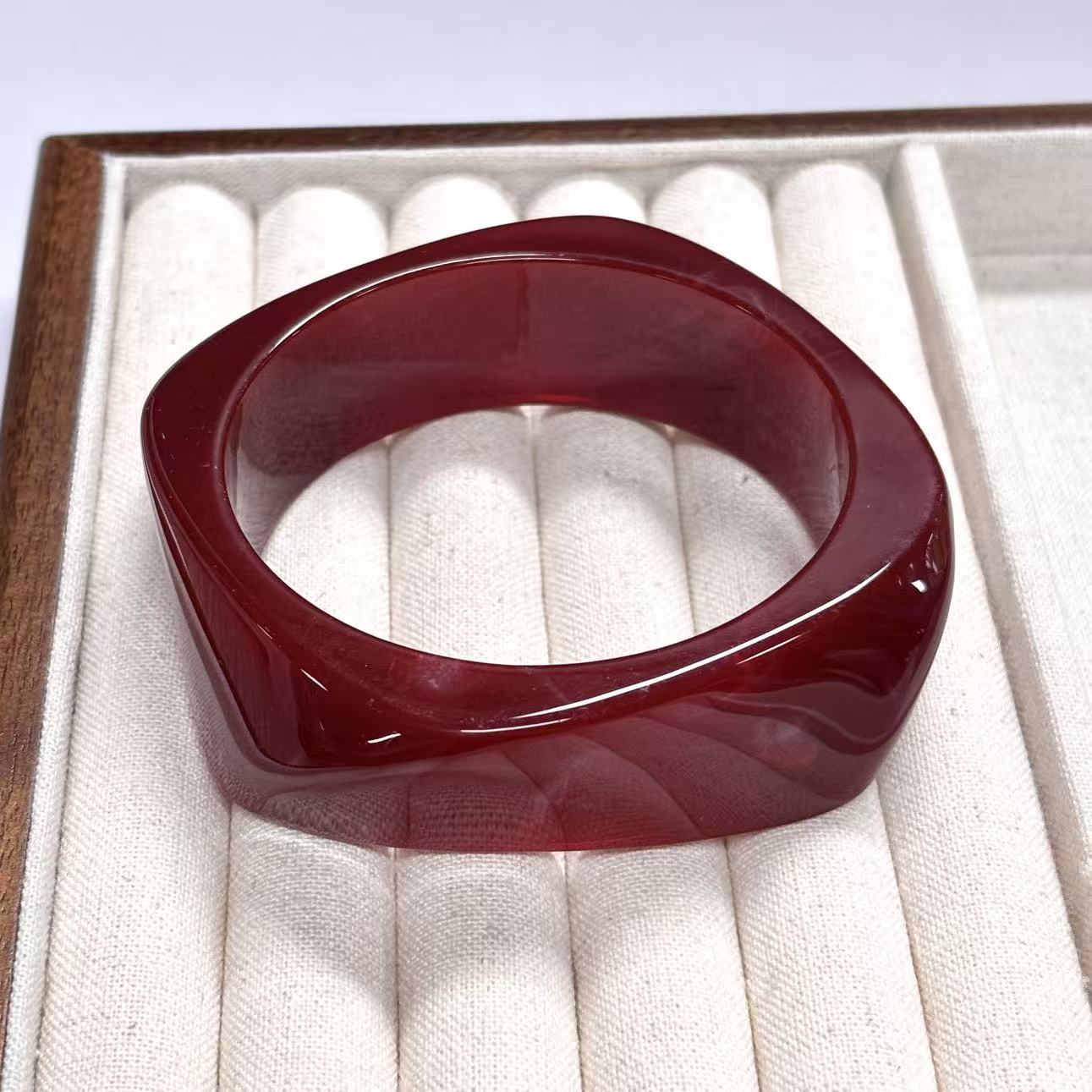 Diamond-shaped deep red with white silk - inner diameter 65, weight 53g