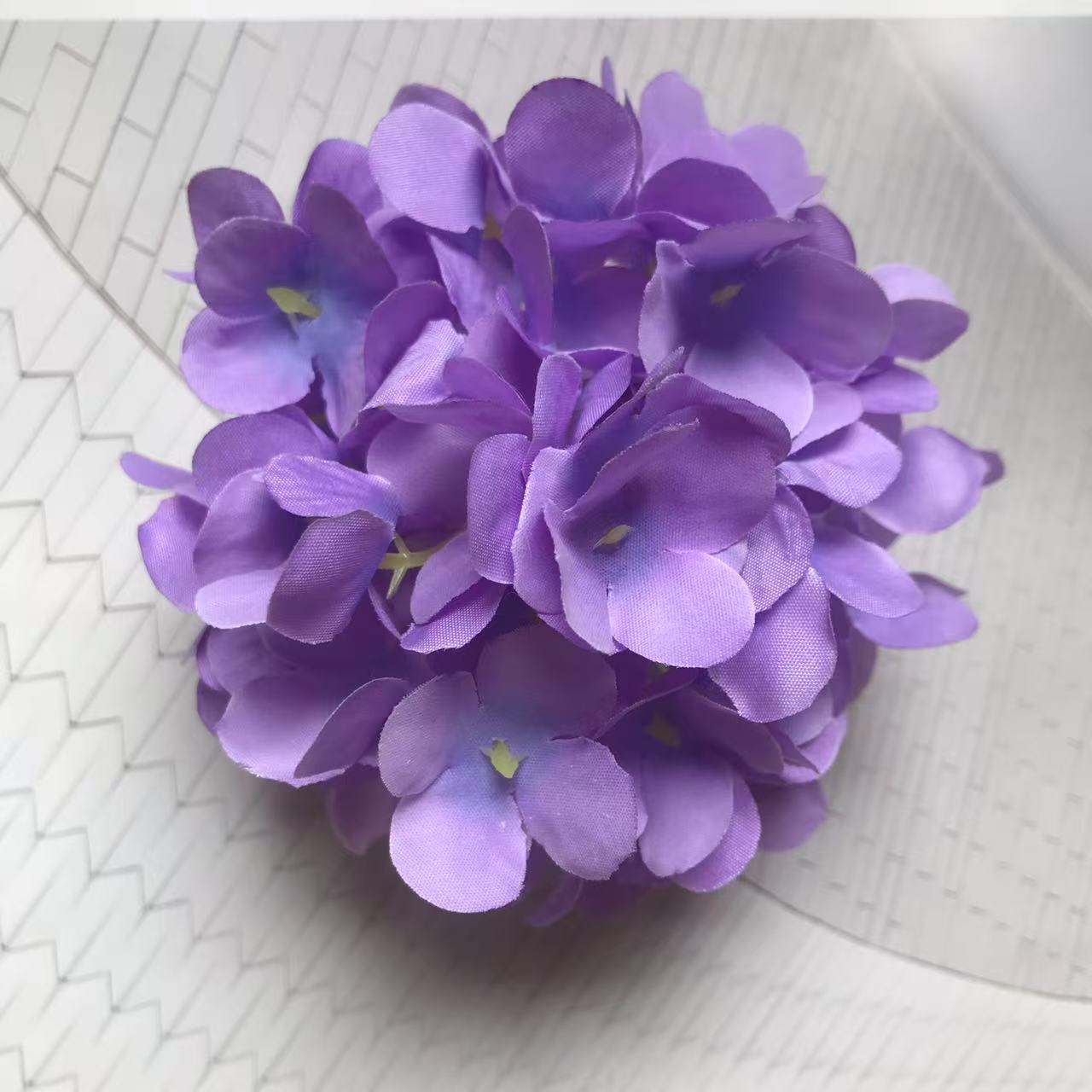 진한 보라색 (지름 약 10cm, 높이 약 7cm)