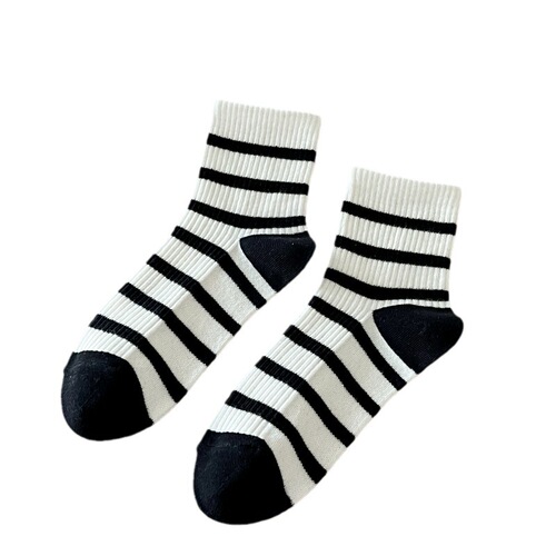 Socks for women in autumn and winter cotton mid-calf socks for students Japanese sports cotton socks striped cotton sweat-absorbent and deodorant black and white socks