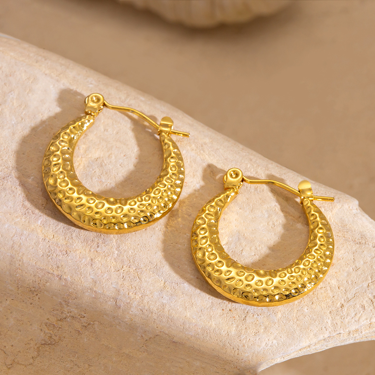 Pendientes de textura de sentido de diseño de moda europea y americana, temperamento, elementos de estrella de todo fósforo, acero de titanio, no se desvanece, fábrica al por mayor