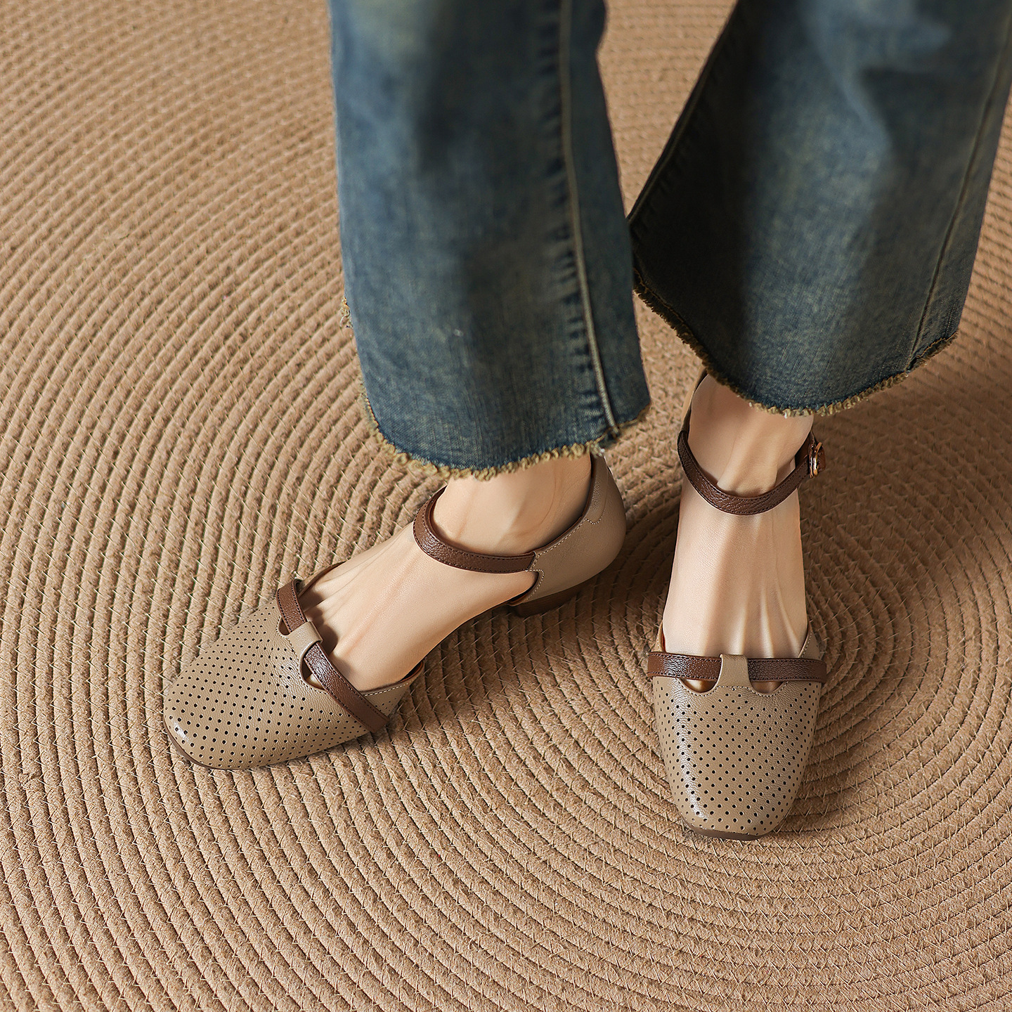Sandal nữ da cừu mũi kín gót vuông quai ngang khóa một chữ — màu trắng ngà