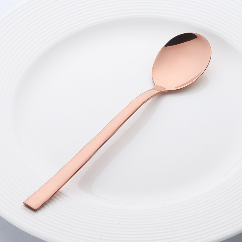 かわいい学生が食事をしているスプーンフォーク家庭用食堂の韓国式のアイデアの四角い柄304ステンレススプーンとチタンメッキのロゴ|undefined
