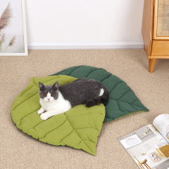アマゾンの四季型の木の葉の猫のマットは寝ます。ペットで寝ます。