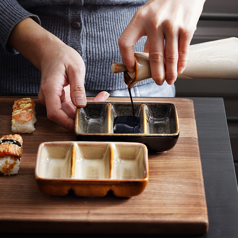 El horno se convierte en un plato de bocadillos creativo de tres comparticiones retro, plato de salsa, plato de cocina japonesa, plato de salsa de cerámica, plato de sushi