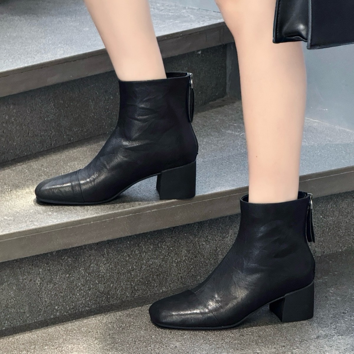 Boot nữ cổ thấp mũi vuông gót thấp da cừu thật mùa thu đông — Màu đen