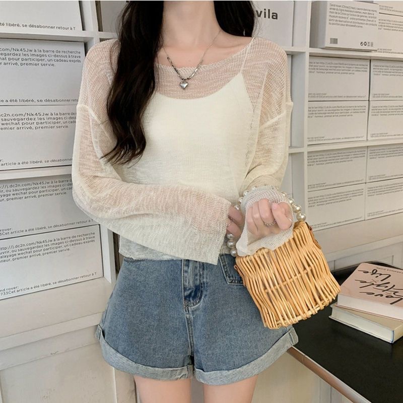 夏のファッションニットの女性服の薄いデザイン感があります。