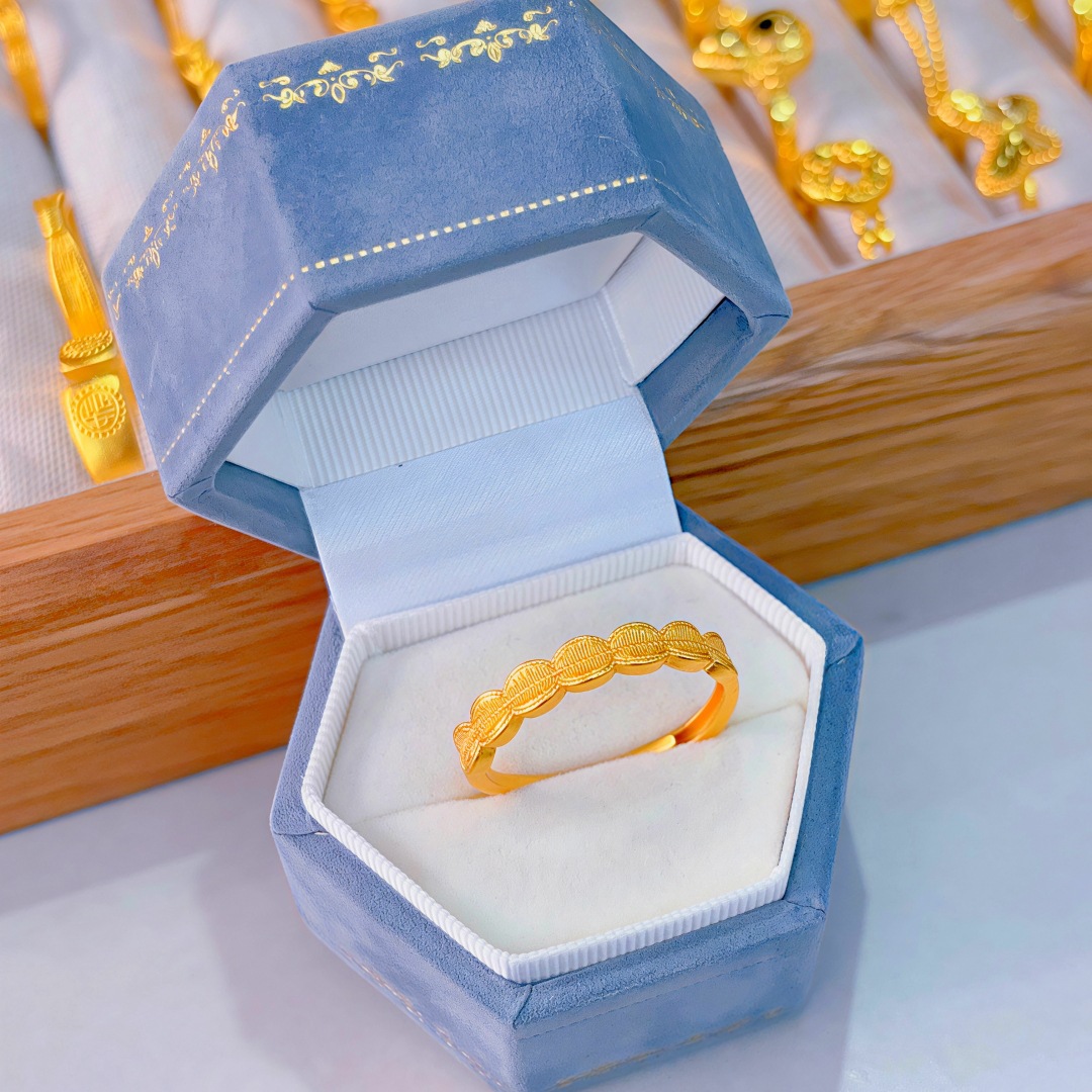 Minimalist brushed women’s ring