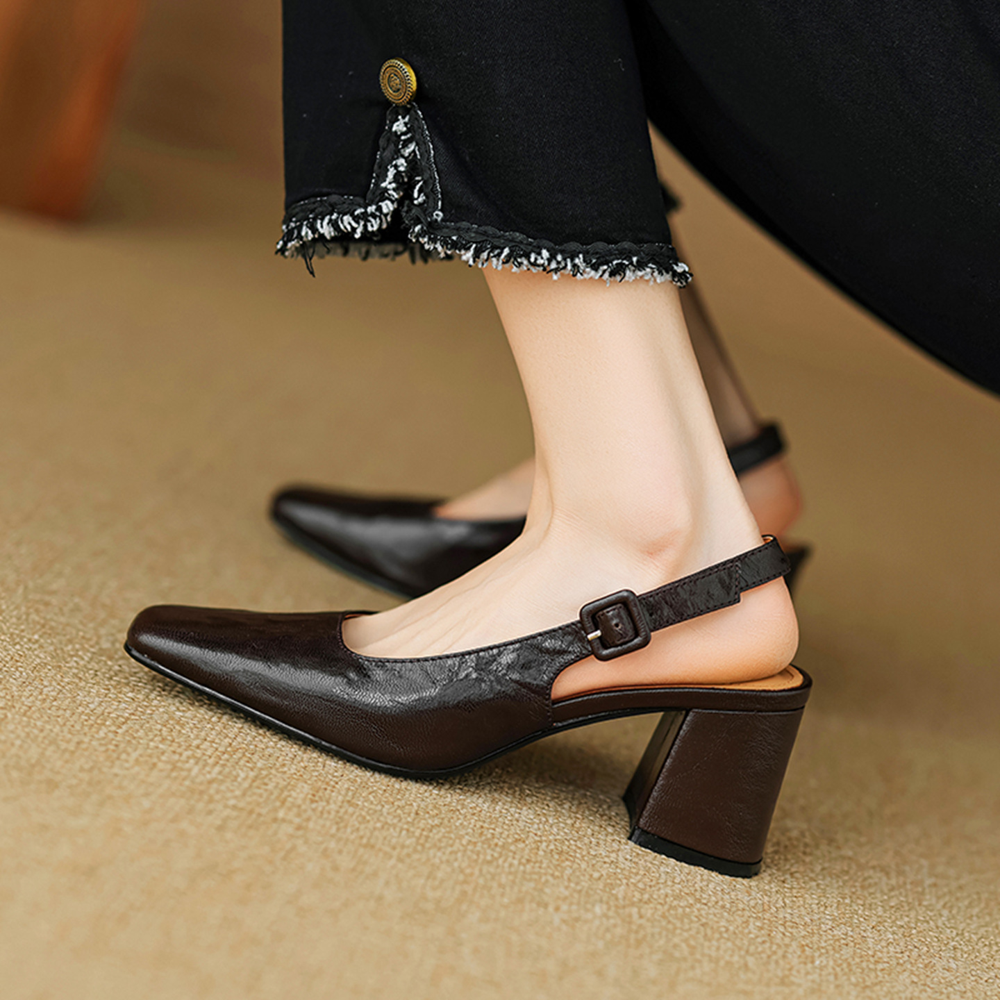 Sandal cao gót nữ mũi nhọn quai khóa, gót thô 9 cm phong cách Hàn Quốc — màu nâu