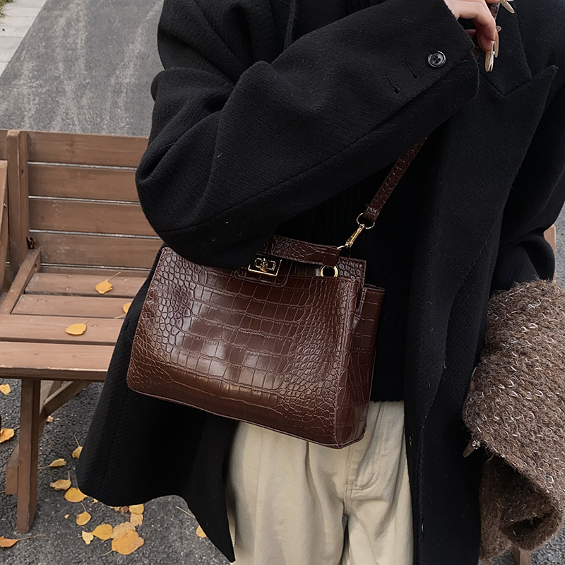 2024 nueva moda cocodrilo bolso de mujer de hombro casual versátil mochila retro pequeño bolso popular de alta calidad