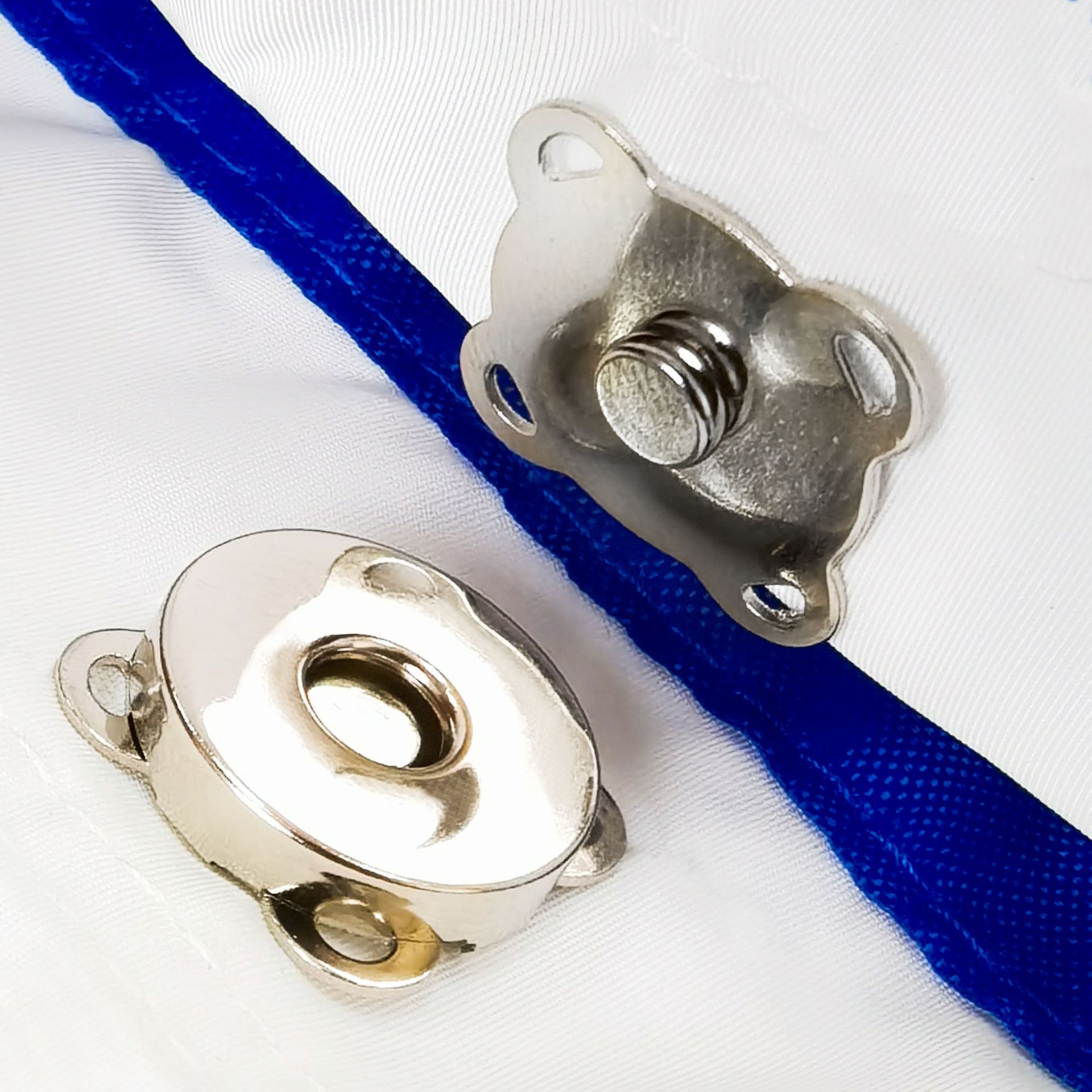 現物の梅の花の磁気ボタンの金属の銅の材料の手縫いの磁気ボタンのdiyの子の母の磁石の箱の暗いボタンの補助材料のボタンのボタンのボタン