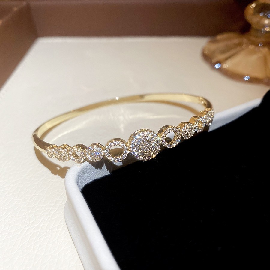 Pulsera Abierta con Letras Incrustadas de Diamantes y Baño de Oro Real, Pulsera Versátil de Nicho, Nuevo Modelo 2026, Joyería de Lujo Ligero de Alta Gama para Mujer