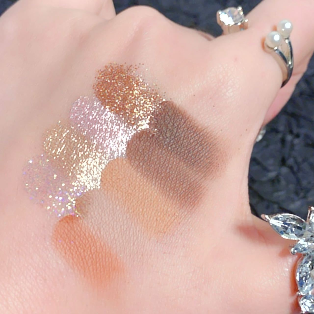 MISS LARA's new nine-color eyeshadow, featuring pearlescent sequins, glitter powder, and matte finishes, is an affordable beginner's Instagram makeup Item Picture