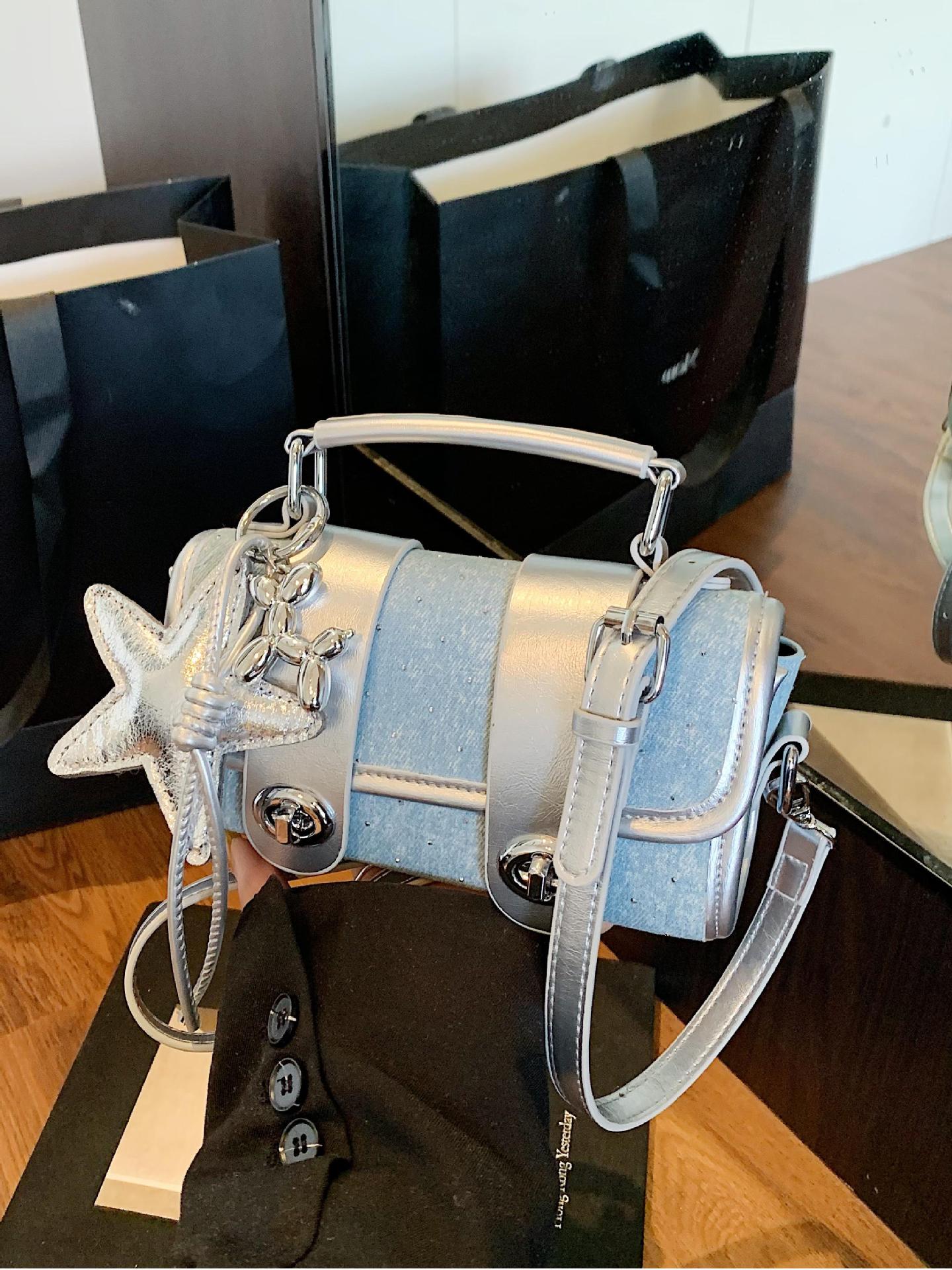 Xiaozhong Super Fire Hand lleva un pequeño bolso cuadrado para damas 2025 nuevo bolso de hombro de tendencia de estilo occidental salvaje bolso de mensajero de moda coreana