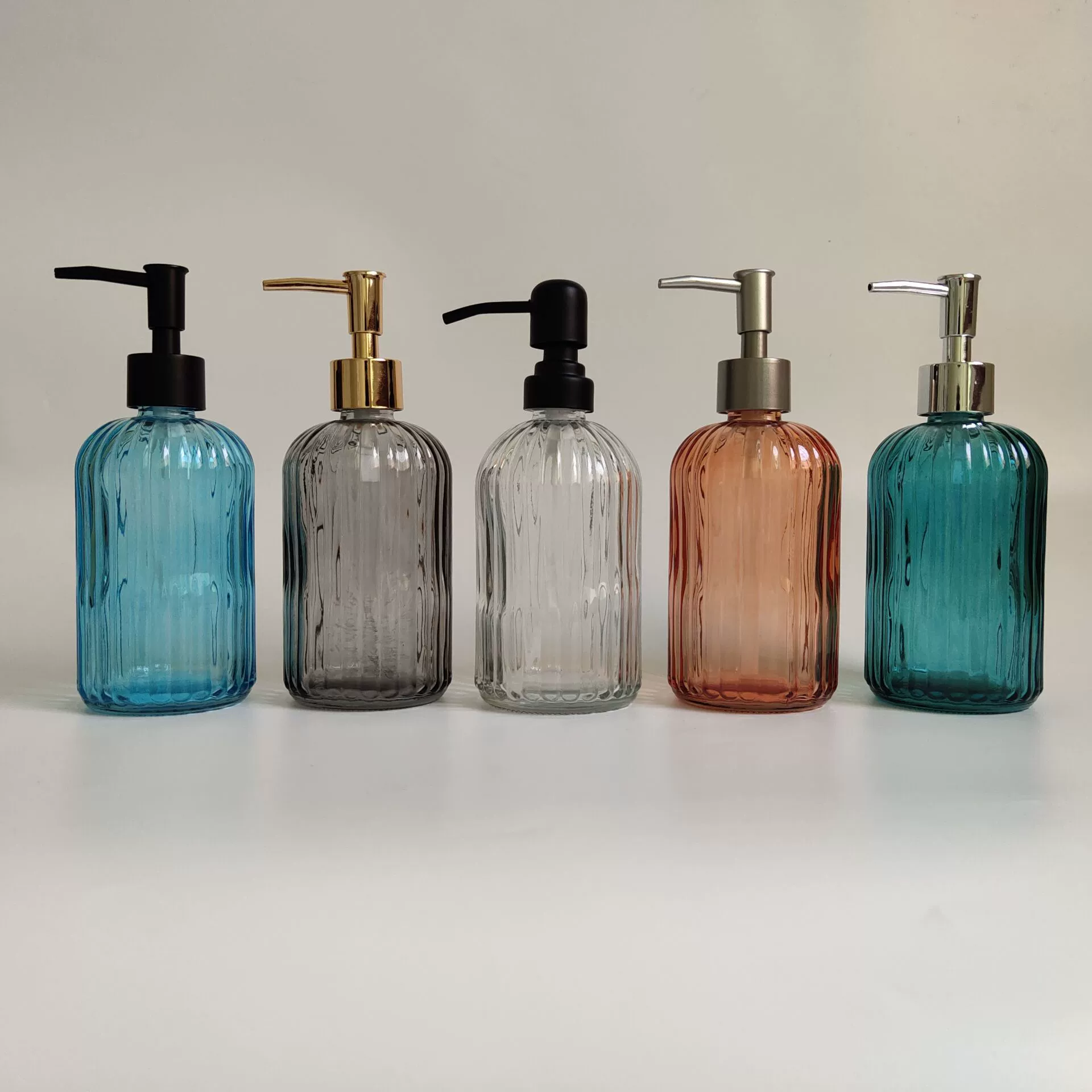 Вертикальная полосатая бутылка для дезинфицирующего средства для рук с распылителем, стеклянная, с насосом из нержавеющей стали