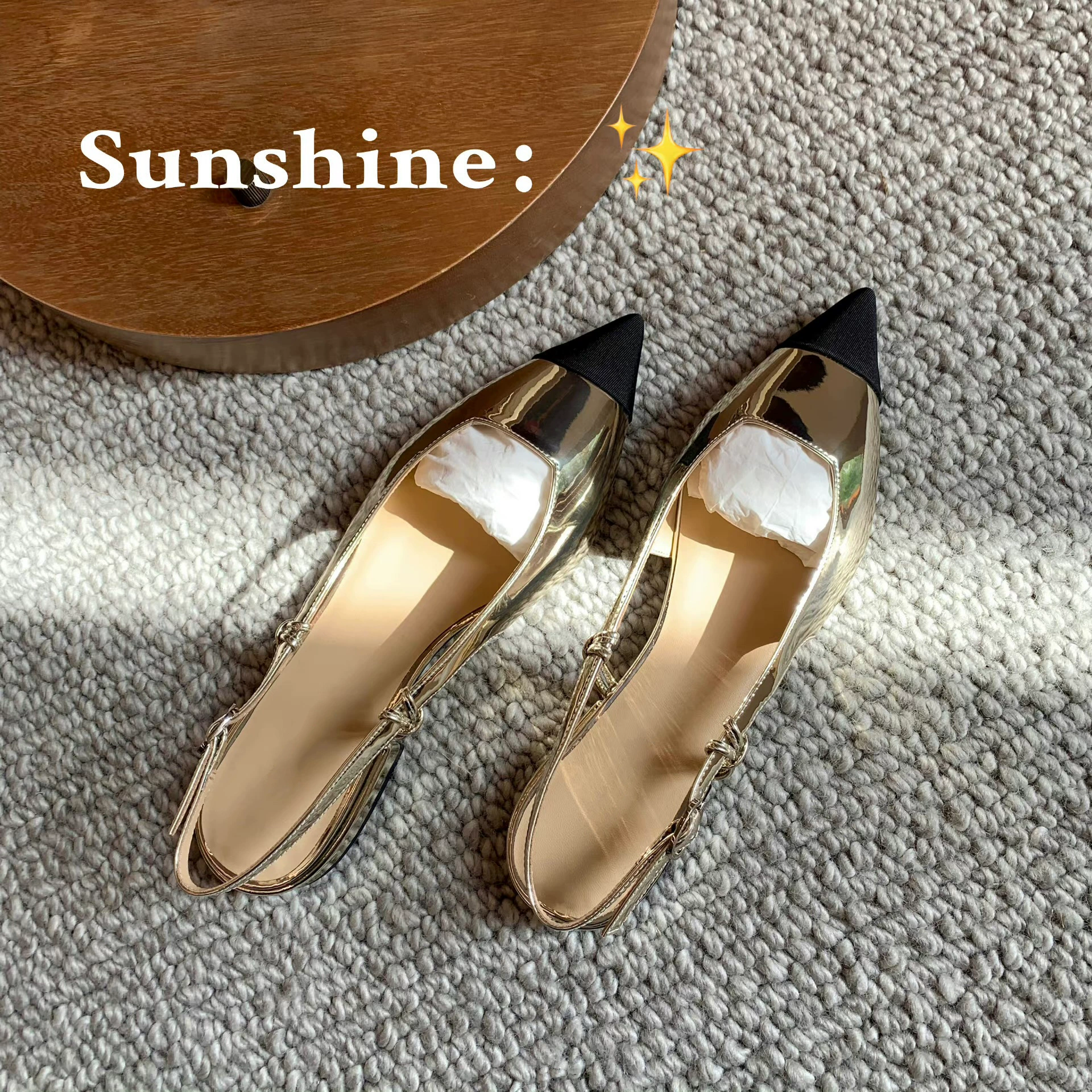 Элегантные женские туфли на низком каблуке с острым носком во французском стиле на небольшом массивном каблуке с плоским задним ремешком и ранней весной, летние сандалии из натуральной кожи с закрытым носком.