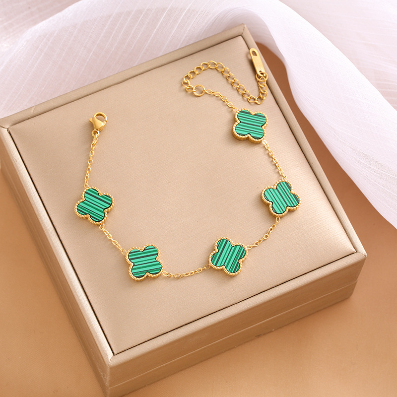 Pulsera de trébol de acero titanium vendedora caliente transfronteriza europea y americana con incrustaciones de concha pulsera colgante pulsera de diseño avanzado sin desvanecimiento al por mayor