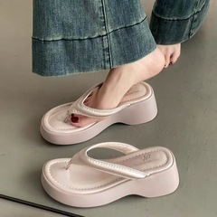 女性用のハイエンドウェッジヒールビーチサンダル、2025年夏の新しいスタイル、多用途の滑り止め、厚底サンダル