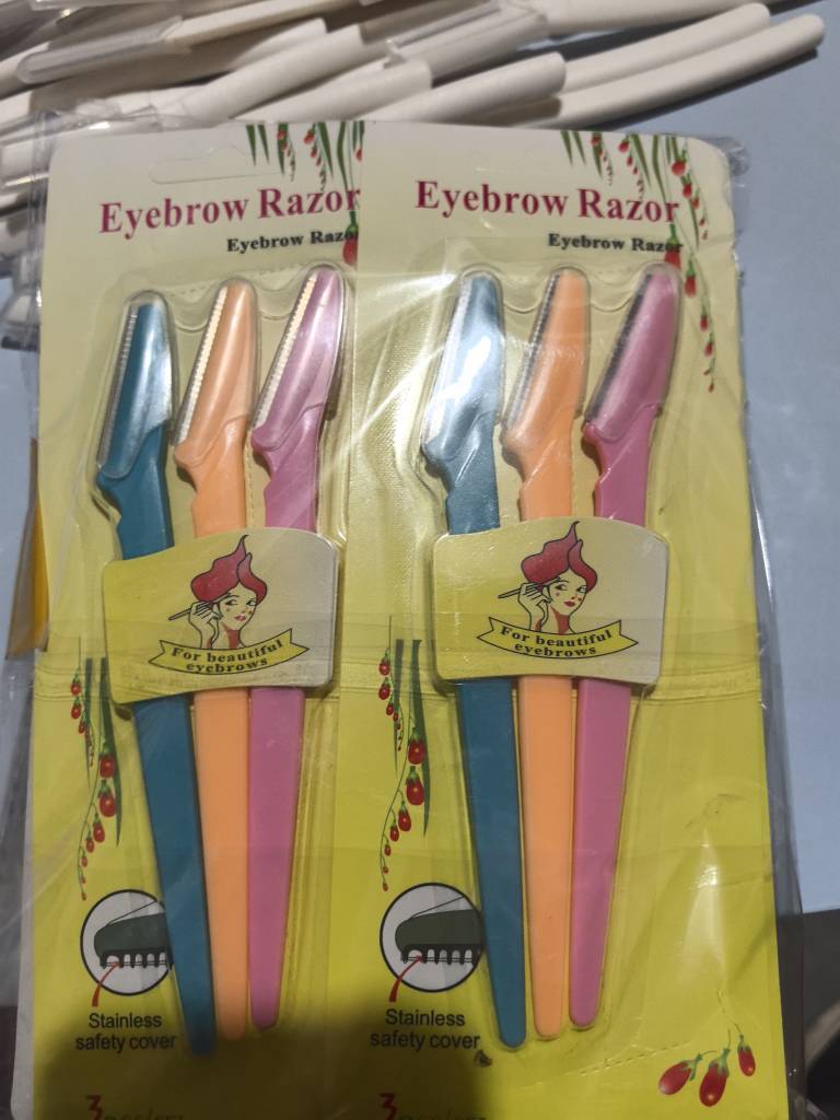 Tinkle set de cuchillo de cejas de tres colores cubierta de seguridad de acero inoxidable cuchillo de cejas portátil artefacto de cejas explosivo transfronterizo