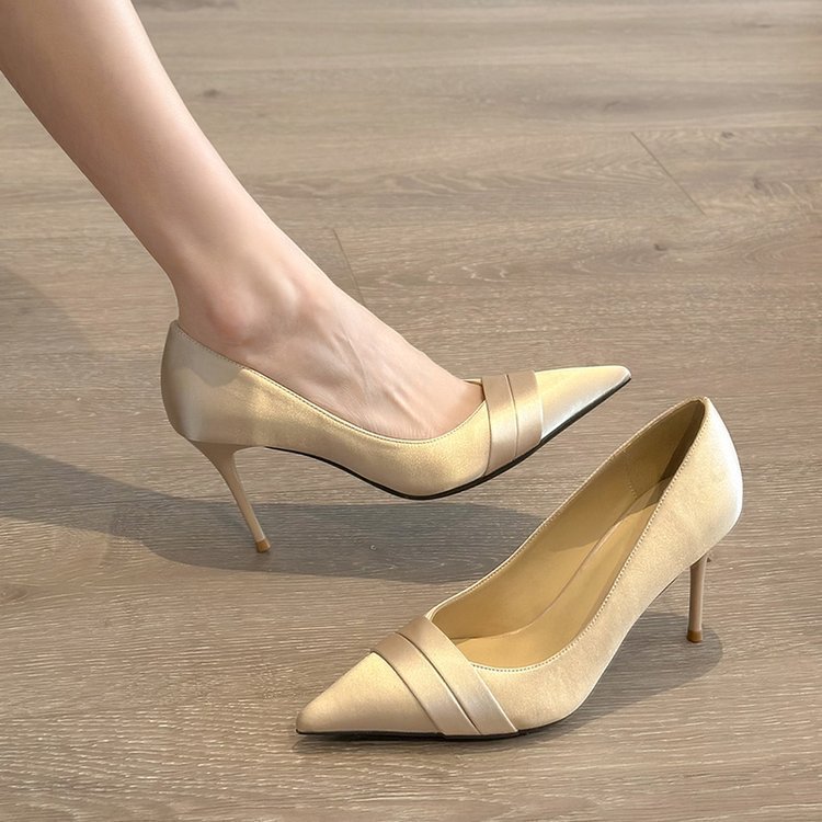 High heels pointed-toe