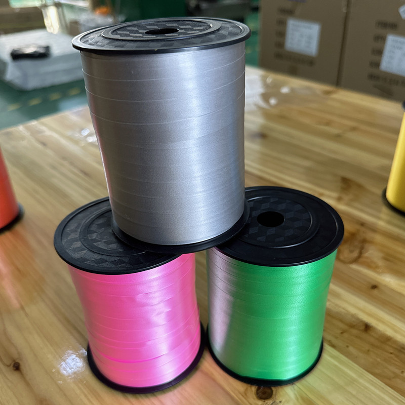 Cinta en relieve de banda plana de plástico de 10mm de ancho 200 m de largo cinta de globo correa de selección de tamaño múltiple