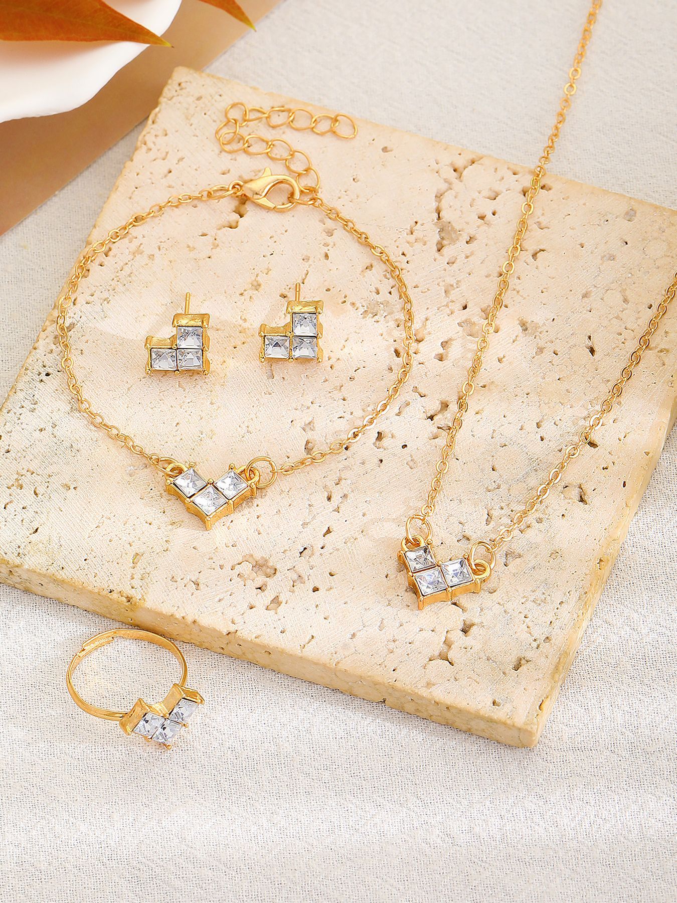 Europeo y americano personalizado amor rhinestone collar pendientes anillo traje brillante joyería nupcial fábrica al por mayor conjunto de tres piezas