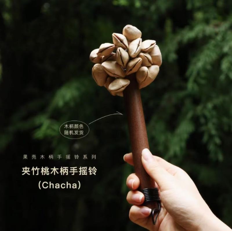 木製のハンドルが付いたガラガラ、アフリカの植物の実の串を鳴らすベル、ダンスの伴奏、民族コンサートの楽器、ダンスベル、パンジ|undefined