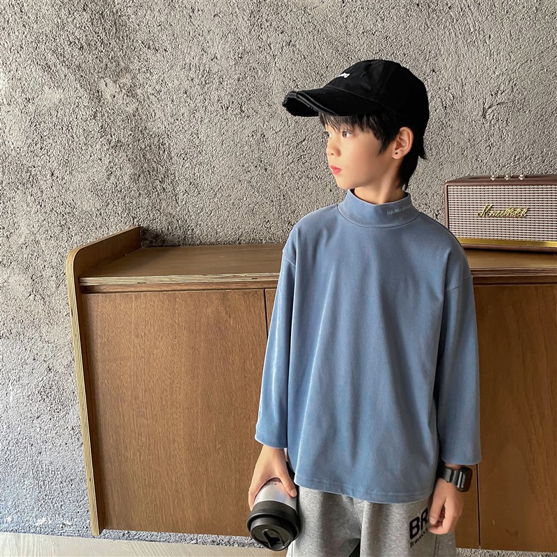 Camisa de fondo de cuello alto medio para niños engrosada 2023 ropa interior cálida para niños nuevos ropa de otoño e invierno camisa de manga larga para niños medianos y grandes