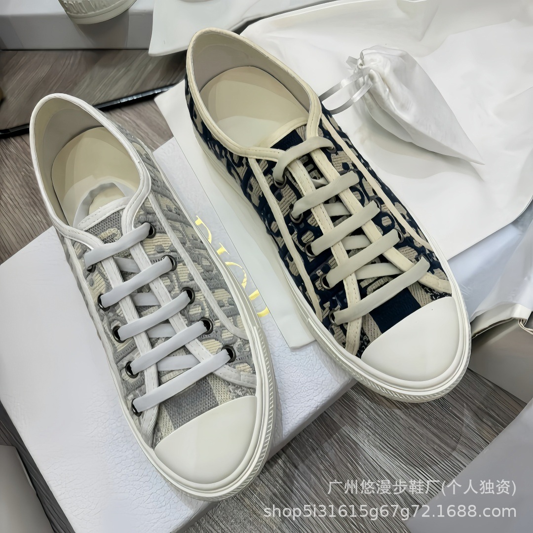 Zapatillas de lona retro con bordado de la marca D, novedad 2026, zapatillas casuales de moda, versátiles, para parejas, con suela gruesa, blancas.