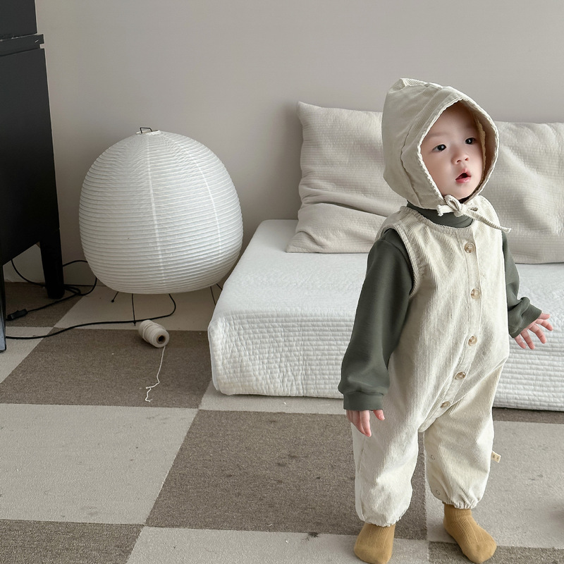 赤ちゃんの外は秋の服を着ています。子供服は子供服です。|undefined