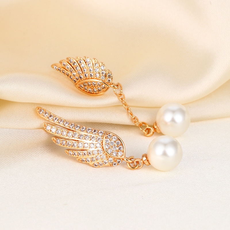 Explosión de sonido de vibración asimétrica alas perlas perlas de moda femenina temperamento elegante amplio aretes de pendientes de bordilla larga