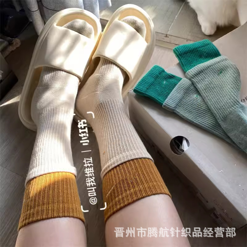 蘇万ナイキの靴下のカラーの二重は男女の中で長い筒のタオルの底のスポーツの靴下をつなぎ合わせてバスケットボールの靴下を走ります。