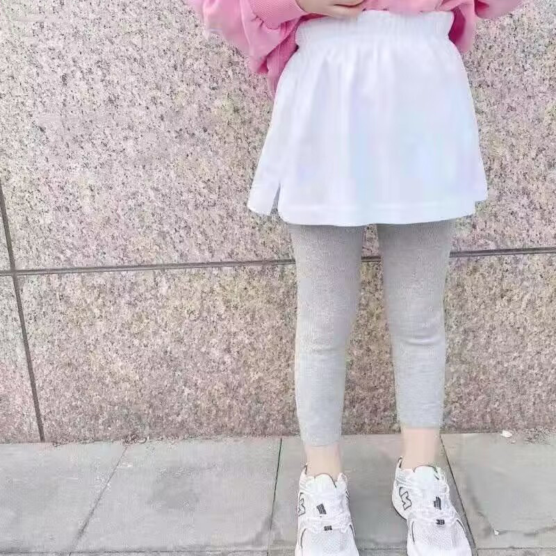 Pantalones cortas para niños con una base universal debajo de una falda de bebé de borde blanco coreano con una camiseta encantadora con base