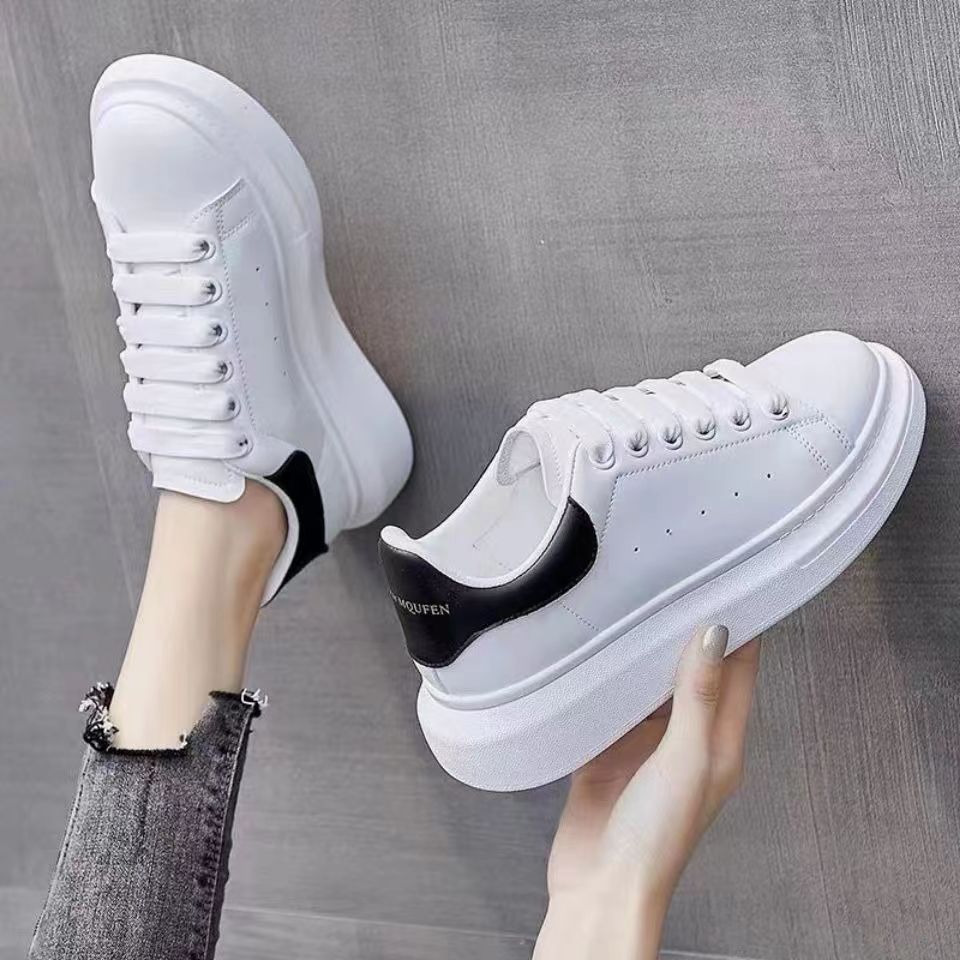 Zapatos blancos para mujeres con suela gruesa y cómodo, zapatos de moda para mujeres con cuero alto, zapatos deportivos casuales transpirables, zapatos de skate para estudiantes.