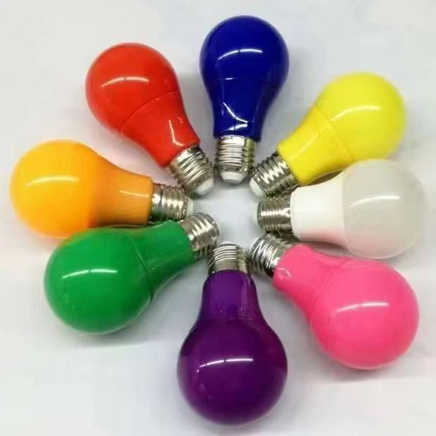 LED de ahorro de energía LED de color e27 tornillo de color bombilla de luz de ahorro de energía A burbuja de Navidad colorida decoración bombilla de carreras al por mayor